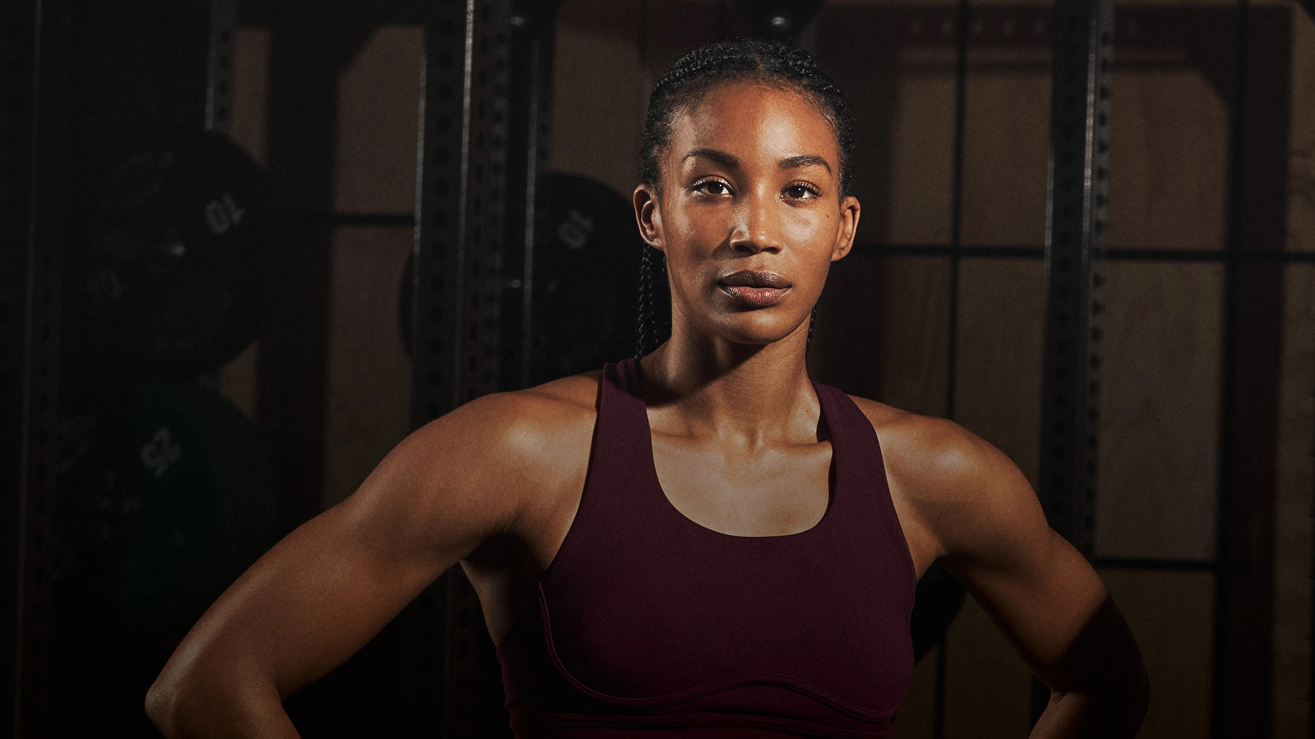 Eine Sportlerin posiert in einem Gold's Gym Fitnessstudio.
